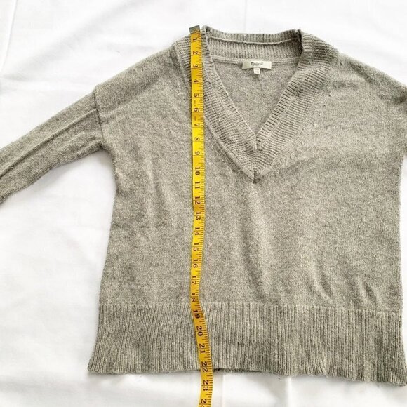 Madewell v-neck gray sweater - XS - Picture 7 of 10